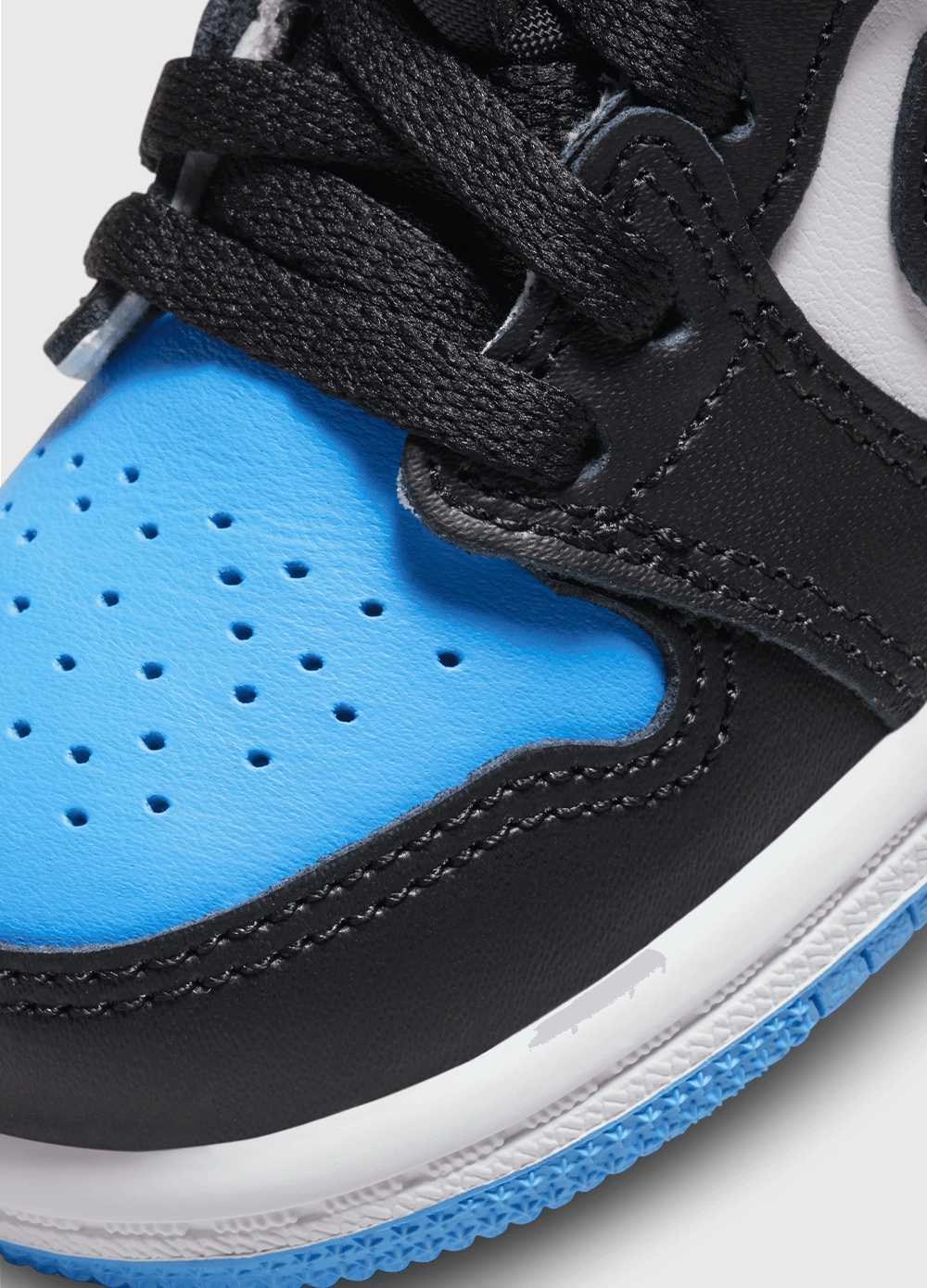 Air Jordan 1 Retro High OG 'UNC Toe' Sneakers (TD)