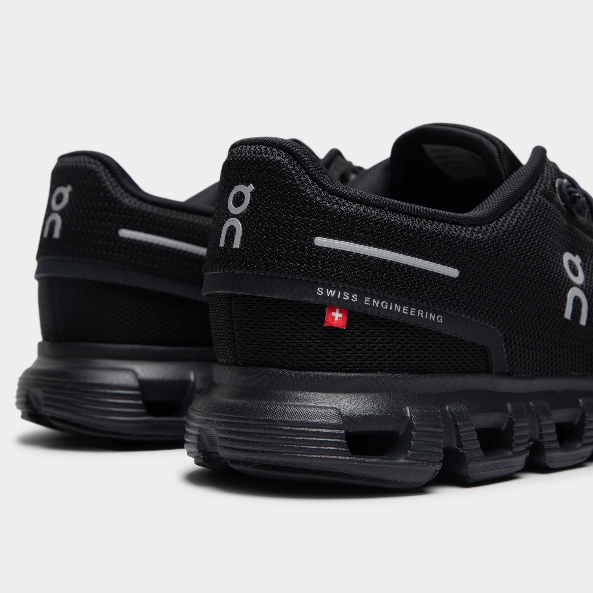 On Running Cloud 6 Black / Black