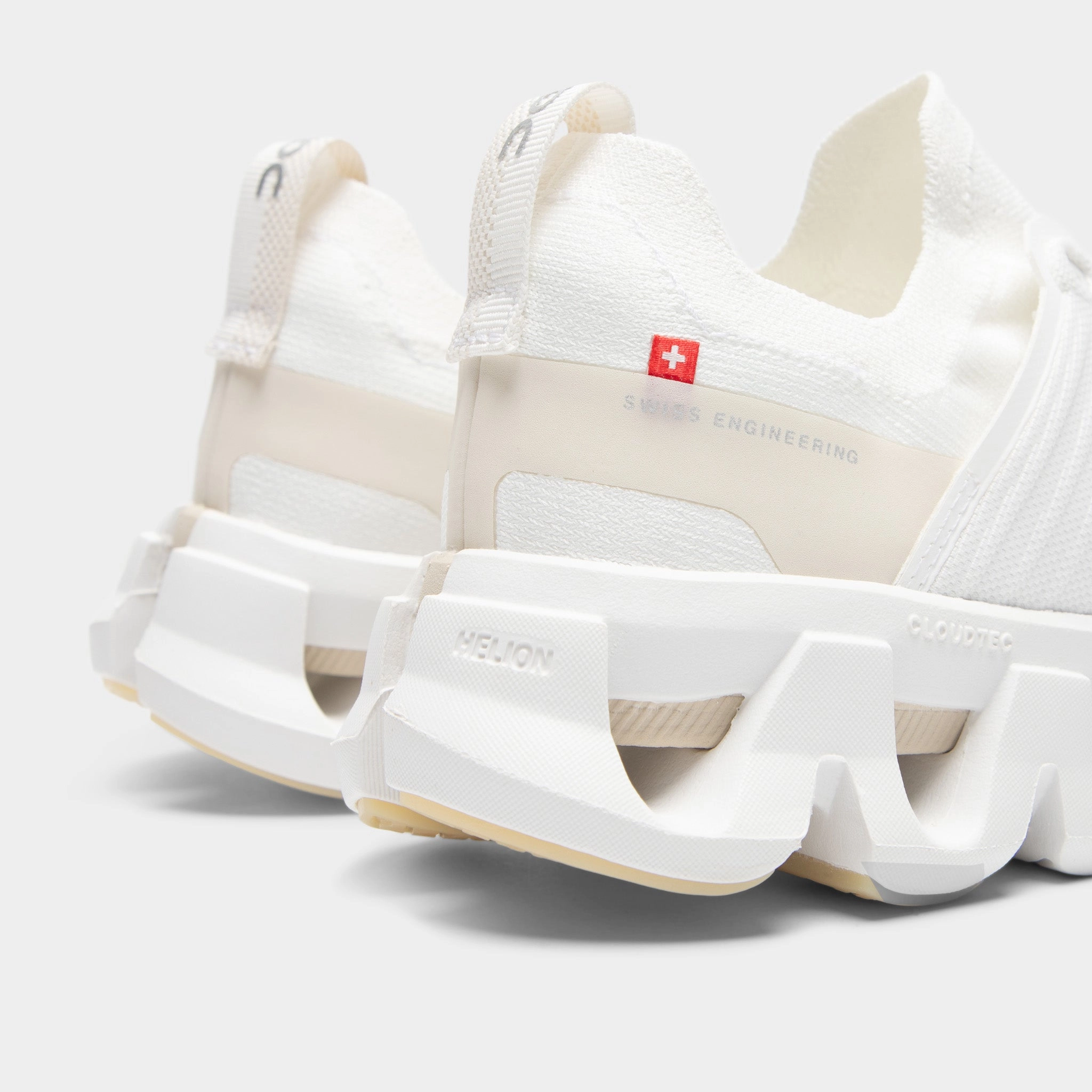 On Women's Cloudswift 4 White / Cream