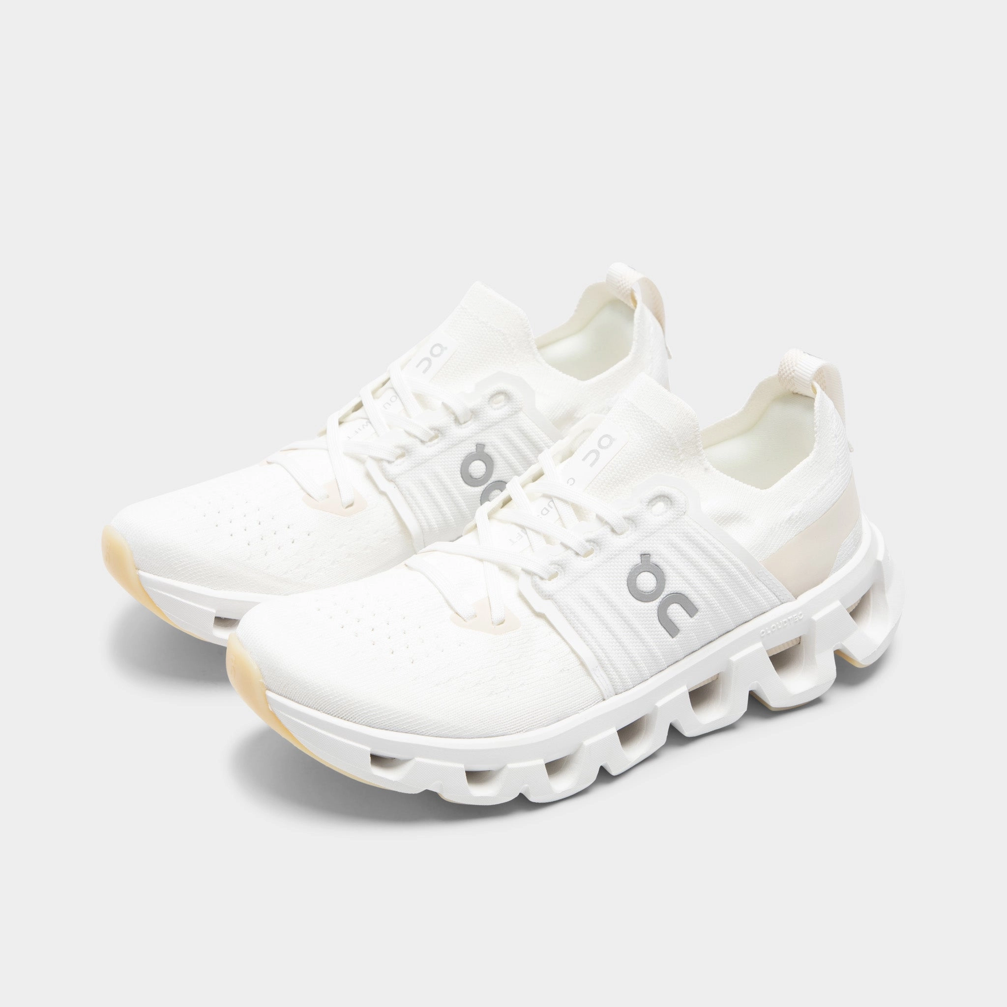 On Women's Cloudswift 4 White / Cream